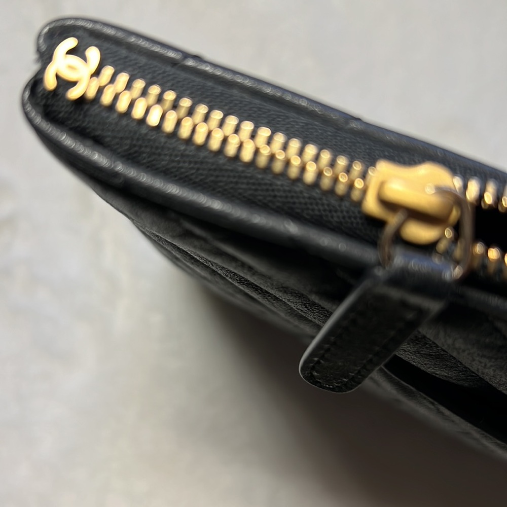 CHANEL CLUTCH - Picture 11 of 16